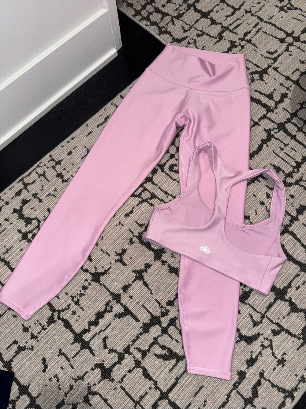 Alo Airlift Set Sugarplum Pink
